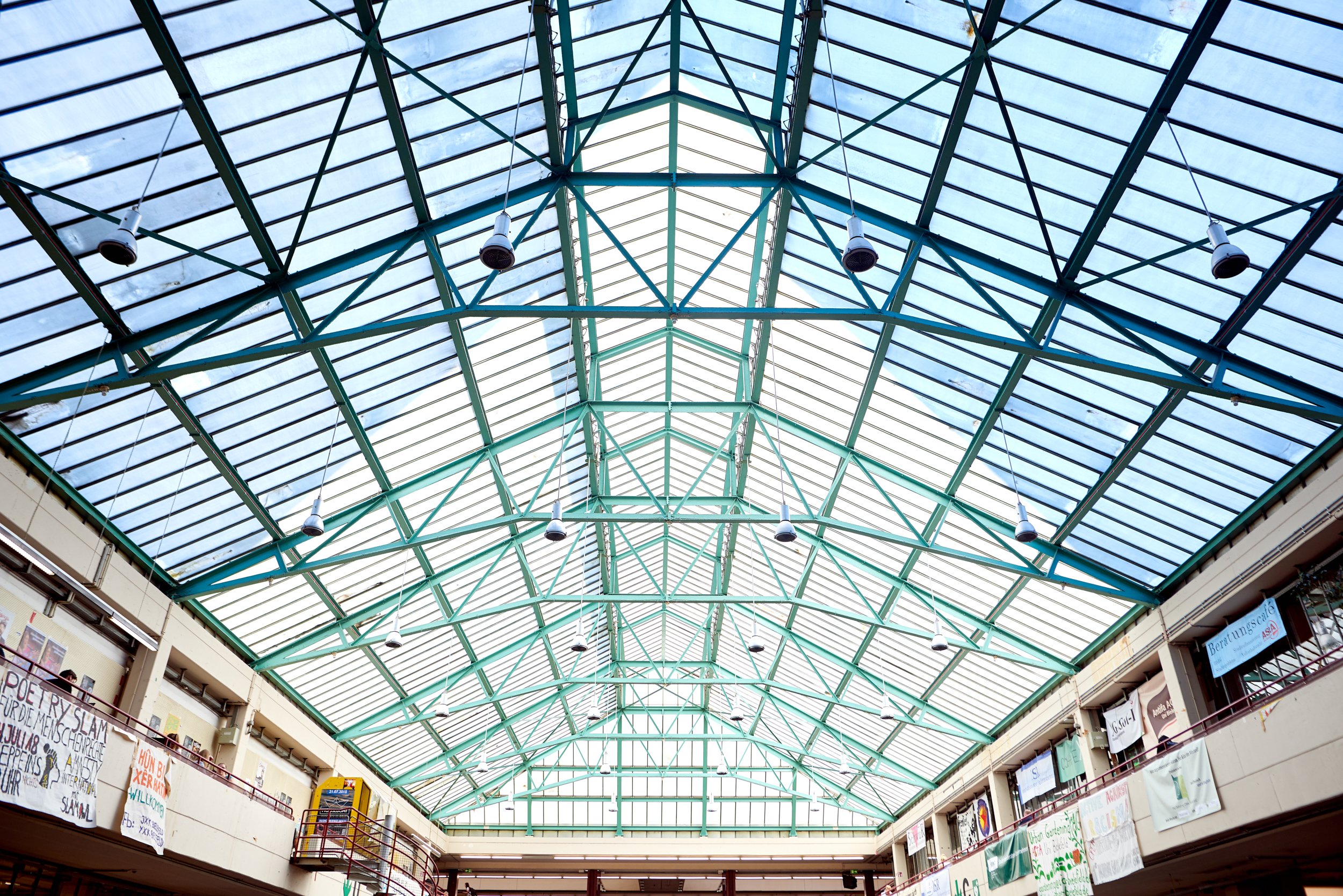 Glasdach mit grünem Stahlgerüst des Hauptgebäudes