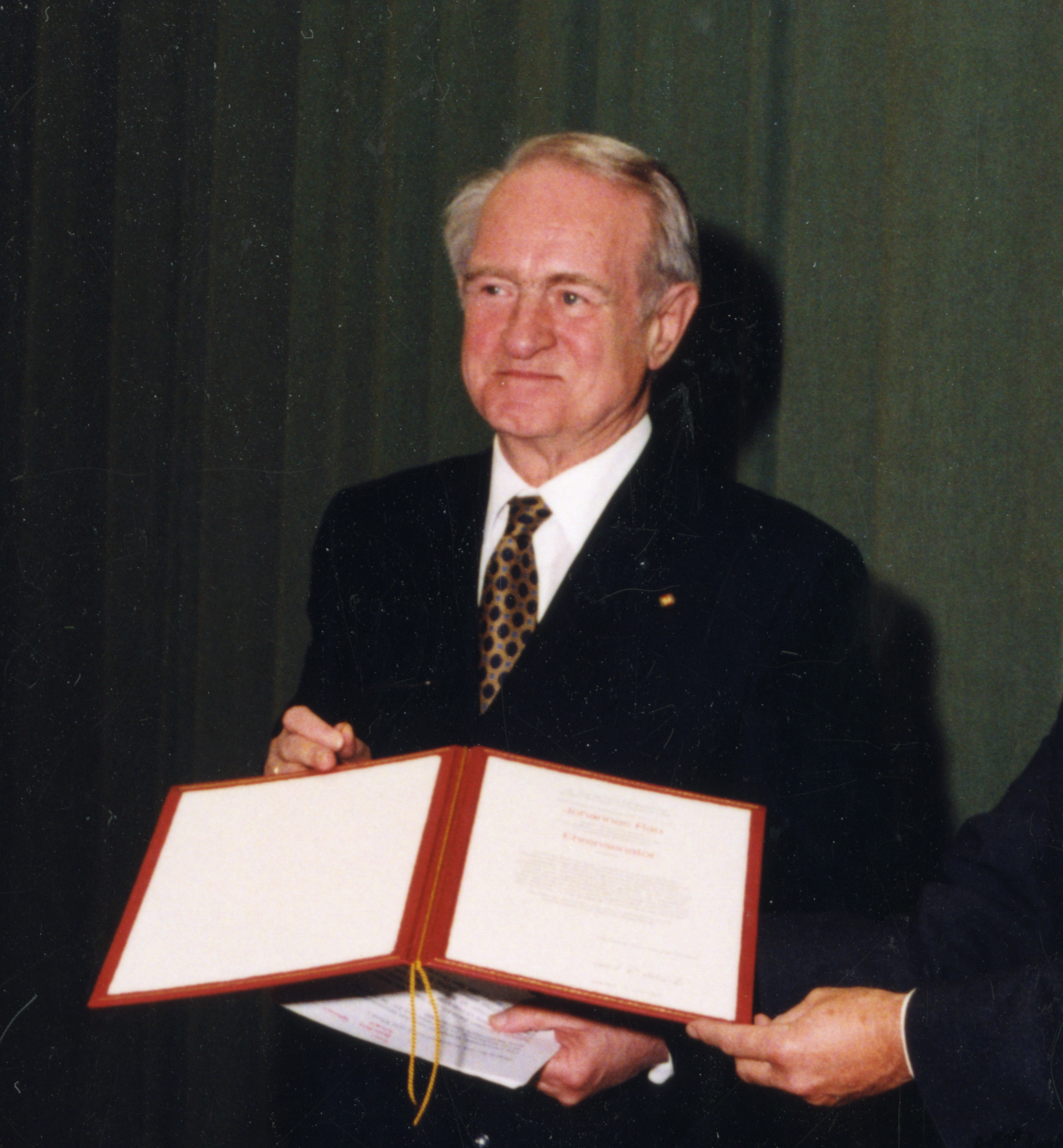 Photo cut-out of the award of honorary senator to Johannes Rau in 1998